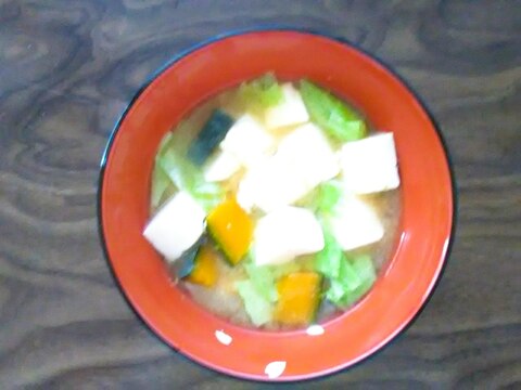豆腐とキャベツとカボチャの味噌汁